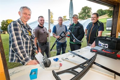 Ronald Philipp, Frank Weber, Pierre Klemm, Marco Kühn und Dirk Weber (v. r.) vom Heimatverein Oberseiffenbach haben beim Aufbau und den Vorbereitungen des Festes mitgewirkt - hier beim Aufbau eines Verkaufsstandes.