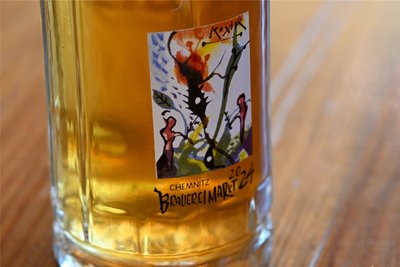 Das Glas für den diesjährigen Brauereimarkt hat der Künstler Gregor Torsten Kozik entworfen. Es gibt 500 Stück.