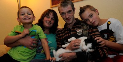 Familie Kunz ist wieder komplett. Kater Felix mit Katrin und Jens Kunz sowie den Söhnen Fabian (links) und Bastian. Katzendame Mausi gehört auch noch zum Glück, wollte jedoch beim Fototermin mit Rücksicht auf Felix nicht ins Rampenlicht. Der Kater braucht noch viel Ruhe.