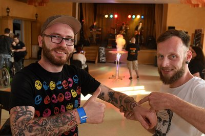 Thomas Oeme (links) ließ sich von Steve Lütjen tätowieren.