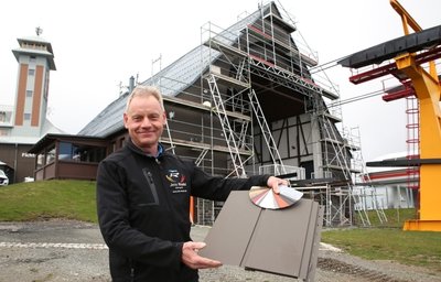 Jens Riedel hat der Bergstation der Fichtelberg-Schwebebahn zu einem frisch verkleideten, wettergeschützten Giebel verholfen. 