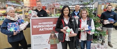 Die Filialleiterinnen von Kauflandübergaben 32 Geschenke der Wunschbaum-Aktion an die Mitarbeiter des Deutschen Roten Kreuz. 