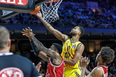 Albas Norris Agbakoko ist unter dem Korb eher am Ball als Bambergs EJ Onu.