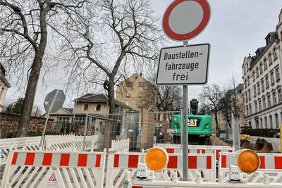 Bis zum 28. August laufen hier an der Hilbersdorfer Straße zwischen Margaretenstraße und Rudolf-Liebold-Straße unter Vollsperrung eine Kanalerneuerung und Gasleitungsbau.