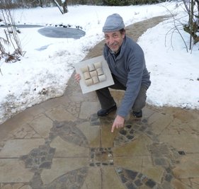 
              <p class="artikelinhalt">Seit acht Jahren setzt sich der Pleißaer Reinhard P. Kilies mit dem Thema Stein auseinander. Aus seinen letzten originalen Steinen der Dresdner Frauenkirche hat er einen 50 Meter langen "Kreuzweg" gestaltet.</p>
            