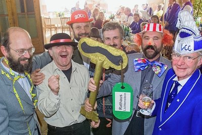 Im Jahr 2000 landete der Rathausschlüssel vom damaligen Bürgermeister Wolfgang Sedner (2.v.r.) in der Gaststätte "Zum U Boot". 