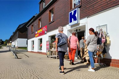 Einlass nach der Mittagspause, die Kundschaft wartet bereits. Seit Wochen erlebt der Kaufring in Johanngeorgenstadt noch einmal einen Ansturm.