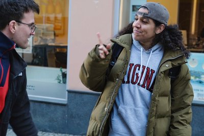 Jose Bello mit Reporter Jonas Patzwaldt bei einem Spaziergang durch die Plauener Innenstadt.