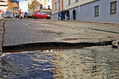Durch das austretende Wasser eines Rohrbruchs wurde auf der Schulstraße die Asphaltdecke angehoben.
