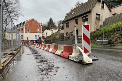 Auf der Burgstädter Straße in Mittweida stehen die Betonbarrieren seit wenigen Tagen viel weiter in der Mitte der Fahrbahn.