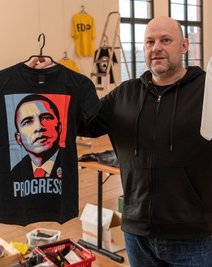 Kultur- und Sozialwissenschaftler Reiner Wolf hat als Kurator die Sonderausstellung zur T-Shirt-Historie mit aufgebaut. 
