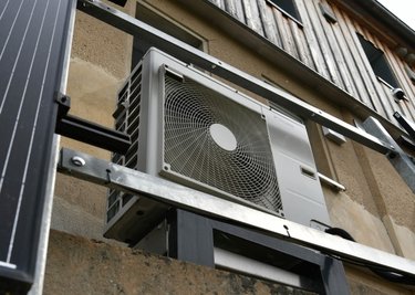 Eine Wärmepumpe sorgt dafür, dass es im Inneren in der kalten Jahreszeit angenehm warm bleibt.