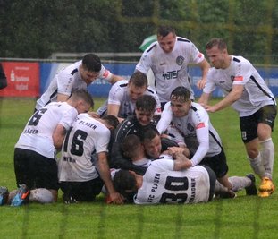 Nach dem Turniersieg hatten die Oberligafußballer des VFC Plauen allen Grund zur Freude. 1:1 hieß es nach der regulären Spielzeit. Im Elfmeterschießen besiegten sie Regionalligist Auerbach 5:3. 