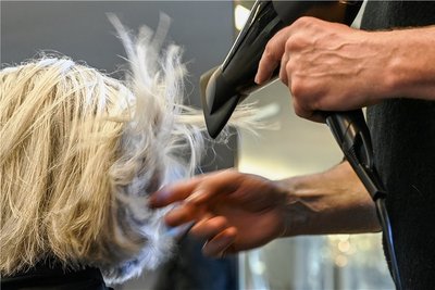 Ein Besuch beim Friseur ist weiterhin nur dem erlaubt, der geimpft, getestet oder genesen ist. 