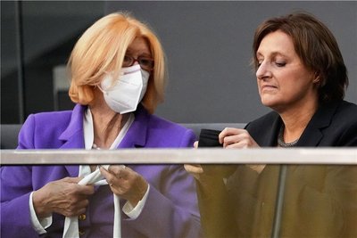 Christel Scholz (l), Mutter von Olaf Scholz, und Britta Ernst, Ehefrau von Olaf Scholz, vor der Kanzlerwahl auf der Tribüne im Bundestag. 