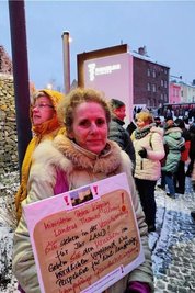 Krankenschwester Angelika Stieb mit ihrem Plakat bei der Mahnwache vom 6. Februar, zu der die Beschäftigten aufgerufen hatten. Mehr als 750 Teilnehmer forderten die Fortsetzung der medizinischen Betreuung mit Gewährleistung der Notfallversorgung.