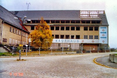Das im gesamten Landkreis bekannte HO-Kaufhaus von Johanngeorgenstadt während seines Abrisses im April 1998. Der Kaufring Ott wurde das Ersatz-Kaufhaus der Bergstadt.