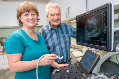 Dr. Cora Siebenaller hat 2010 die Praxis von ihrem Vater Dr. Ernst Straube übernommen. In der Tagesklinik für Kleintiere kann sie auf modernste Technik, wie dieses Ultraschallgerät, zurückgreifen.