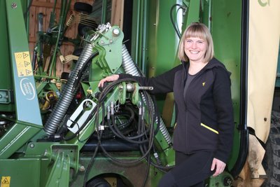 In ein paar Wochen nimmt Julia Floß auch das Mähwerk wieder in Betrieb.