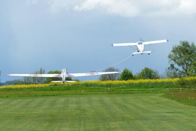 Modellsegler werden von kleinen Schleppflugzeugen in die Luft befördert.