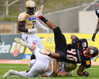 Jonas Gacek von den Dresden Monarchs stoppt in dieser Szene den balltragenden Benjamin Thompson von den Saarland Hurricanes. Am Ende setzten sich die Sachsen im Halbfinalspiel klar mit 37:0 durch. 