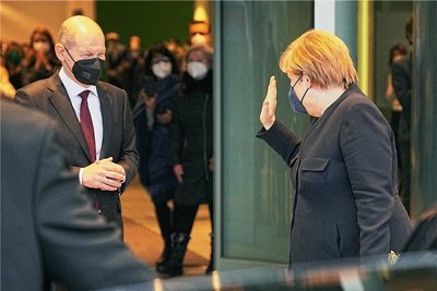 Angela Merkel winkt zum Abschied nach der Amtsübergabe an Olaf Scholz. 