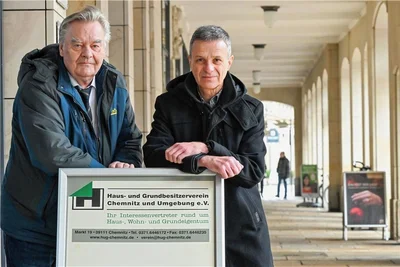 Beraten bei Fragen rund um die neue Grundsteuer: Rechtsanwalt Uwe Schubert (li.) und Geschäftsführer Steffen Steinert vom Haus- und Grundbesitzerverein Chemnitz und Umgebung vor dem Büro am Markt 19. Der Verein zählt etwa 1500 Mitglieder in und um Chemnitz.