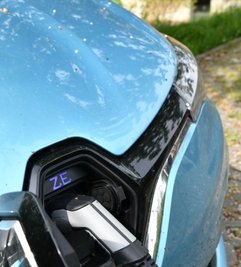Das E-Auto wird aufgeladen, wenn die Anlagen gerade genügend Strom produzieren oder wenn Strom in Batterien ausreichend gespeichert ist.