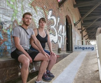 Jeremias Kempt und Rebecca Dathe sind bei den Begehungen für das Thema Inklusion zuständig. Auf Förderanträge für beispielsweise Rampen für Rollstuhlfahrer, die den Zugang zum Festivalgelände in Altendorf erleichtern, erhielten sie eine Absage von der Landesdirektion. Die Behörde räumt die Probleme ein und verweist auf die Arbeitsbelastung in der Pandemie. 