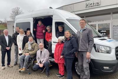 Der neue Bus hat eine Rollstuhl-Hebebühne.