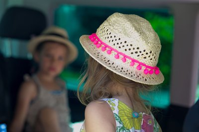 Pralle Sonne und der Innenraum wird zum Backofen: Parkende Autos in der Sonne können sich "innerhalb kürzester Zeit" stark aufheizen – besonders gefährlich für Kleinkinder und Tiere.