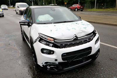 Ein Citroen ist auf einen plötzlich bremsenden Seat aufgefahren.