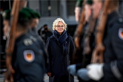Amtsübernahme mit militärischen Ehren: Christine Lambrecht (SPD). 