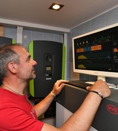 Ronny Walter kann auf dem Computerbildschirm verfolgen, wie viel Energie zu jeder Tages- und Nachtzeit produziert und verbraucht wird.