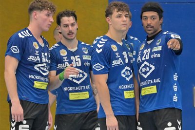 Guter Rat war im Spitzenspiel gegen Oppenweiler bei Aue nicht nur einmal teuer. In dieser Szene beraten sich Torben Lange, Sebastian Paraschiv, Jakob-Jannis Leun und Dieudonne Mubenzem (v. l.).