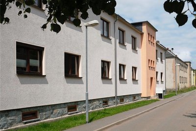Ehemalige Wohnbau-Häuser an der Gabelsbergerstraße in Netzschkau. Etliche sind saniert, einige noch nicht.