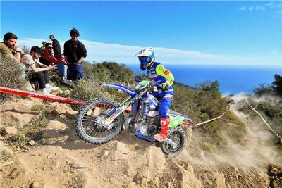 Enduro-Pilot Jeremy Sydow auf felsigem Gestein in San Remo unterwegs. 