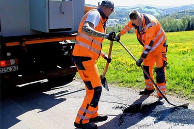 Mitarbeiter des Schwarzenberger Stadtbauhofs beim Ausbessern schadhafter Straßenstellen. 