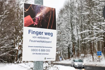 Mit einer Plakatkampagne auf den Straßen in Richtung Grenze - wie hier in Klingenthal - will die Bundespolizei auf die Gefahren durch verbotenes Feuerwerk aufmerksam machen.