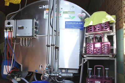 Am Hof des Landwirtschaftsbetriebes Floß gibt es auch eine Milchtankstelle. Die Milch wird direkt aus dem Tank in die Flaschen abgefüllt.