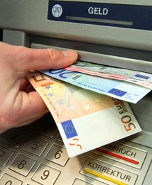Der Bundesgerichtshof hat die Praxis der Banken gekippt, wie diese ihre Kontogebühren erhöht haben. Nach Einschätzung der Verbraucherschützer betrifft das Urteil die gesamte Branche.
