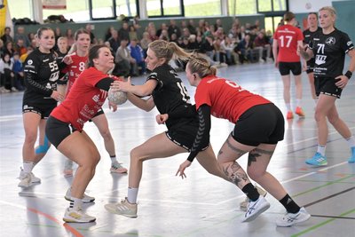Gegen den späteren Meister Langenhessen/Crimmitschau wurden die Handballerinnen des HC Glauchau/Meerane (rot) stark gefordert. Gegen Auftaktgegner Leipziger SV gewannen sie daheim, mussten sich auswärts aber geschlagen geben.