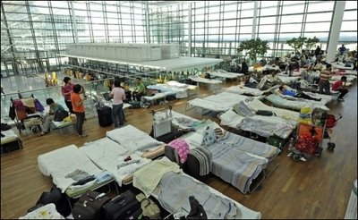 Die Lufthansa holt mit Ausnahmegenehmigungen 15.000 Passagiere zurück nach Deutschland. Nun will sich auch die EU für Lockerungen im Flugverbot einsetzen. Ungeachtet dessen bleiben die deutschen Flughäfen vorerst bis Dienstagmorgen geschlossen. Das Bild zeigt campierende Passagiere im Münchner Flughafen.