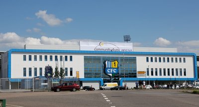 Am Montag enthüllten Mitarbeiter einer Schilderbau-Firma auf dem Dach des CFC-Hauptgebäudes die Plane mit dem zunächst noch provisorischen Schriftzug.
