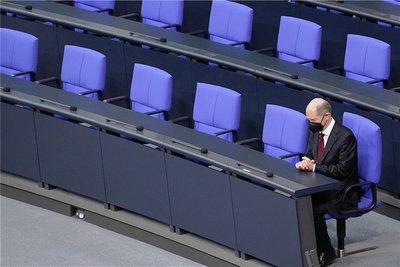 Vor seiner Vereidigung als Bundeskanzler allein auf der Regierungsbank: Olaf Scholz. 