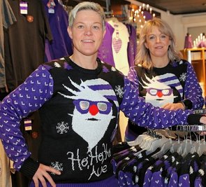 Sandra Eckelmann (l.) - hier noch im Weihnachtspullover des FC Erzgebirge Aue - läuft am Sonntag nicht auf. 