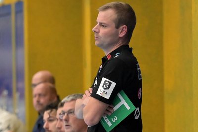 Die Timeout-Karte in der Hand: Aues Trainer Philipp Braun haderte am Freitag mit den Auszeiten, auch von seinem Gegenüber Stephan Just. „Die haben uns einmal mehr zu viel gekostet.“