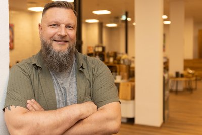 Ronny Hartmann aus Gelenau betreibt seine zweite „Männerwirtschaft“ in der Annaberger Innenstadt – vorerst bis Dezember.