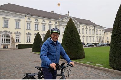 Cem Özdemir kommt auf einem Dienstfahrrad zum Schloss Bellevue.