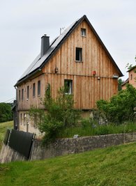 Über mehrere Jahre hinweg hat der Göritzhainer durch mehrere Maßnahmen dieses Haus fit für die Zukunft gemacht. Das Dach ist genauso gedämmt wie die Fassade des Obergeschosses. Zudem wurde unter anderem eine Fotovoltaikanlage auf dem Dach und eine weitere an der Stützwand montiert.